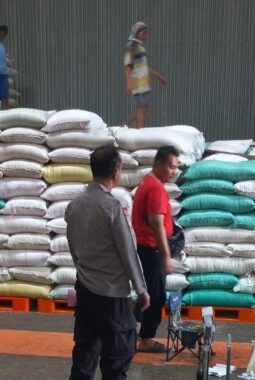 Wujud Dukungan Ketahanan Pangan, Polisi Kawal Pengiriman 10 Ton Jagung ke Bulog Jombang