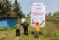 Pemasangan MMT di tanah aset desa Mlilir Bandungan tanpa ijin Pemerintah Desa Setempat meresahkan warga.