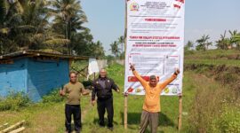 Pemasangan MMT di tanah aset desa Mlilir Bandungan tanpa ijin Pemerintah Desa Setempat meresahkan warga.