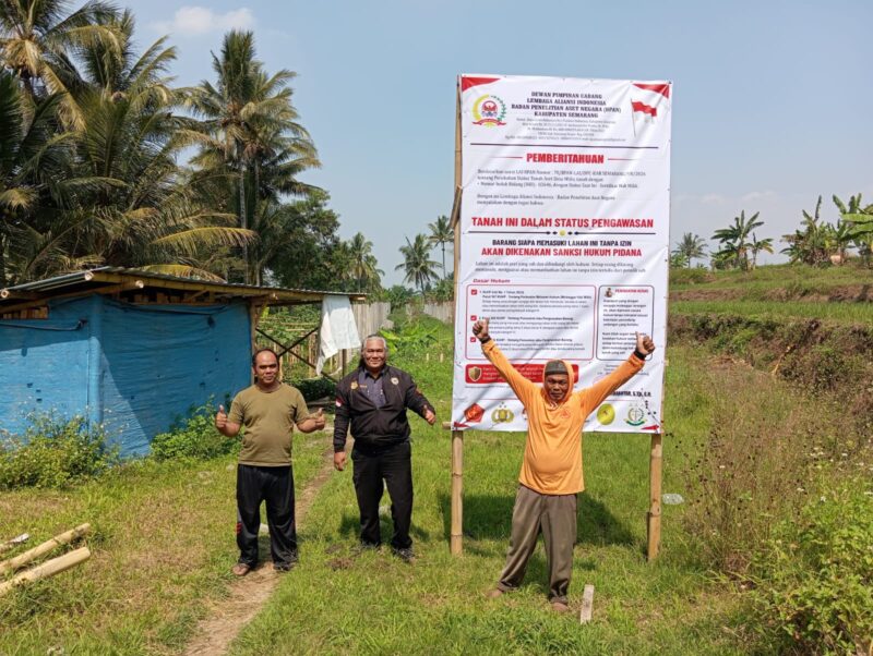 Pemasangan MMT di tanah aset desa Mlilir Bandungan tanpa ijin Pemerintah Desa Setempat meresahkan warga.